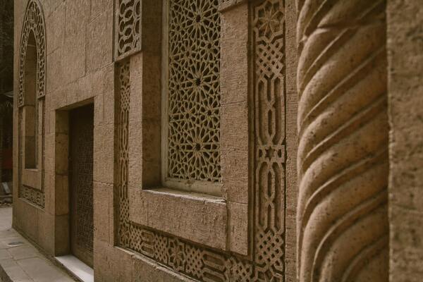 Dire à quelqu'un Allah-y-chafik c'est lui souhaiter de se rétablir de sa maladie.