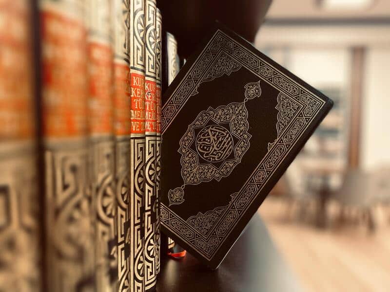 La place de choix réservée au livre sur l'Islam dans une bibliothèque.