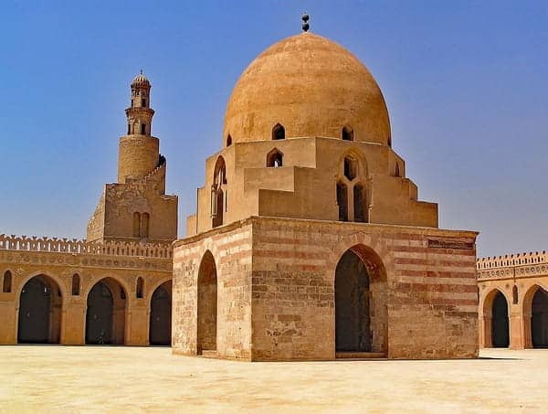 Ancienne mosquée du Caire en Egypte, pays où vint cheikh Ibn Taymiyya.